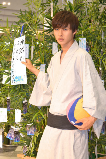 水球に挑戦する男子高校生を演じる山崎賢人