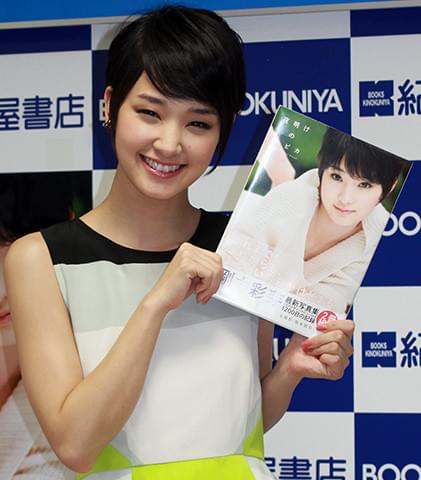 剛力彩芽“弾丸ツアー撮影”の大人初写真集を笑顔でPR - 画像1