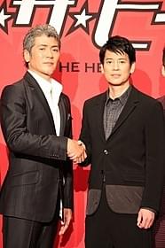 握手を交わす吉川晃司と唐沢寿明「イン・ザ・ヒーロー」