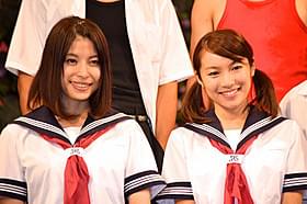 セーラー服姿を披露した上原多香子と内山理名