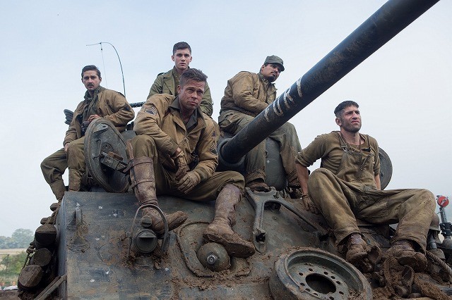 “フューリー”と名づけられた戦車で戦い抜く5人の兵士の物語
