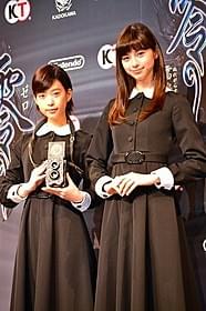 主演の中条あやみ(右)と森川葵「劇場版 零 ゼロ」