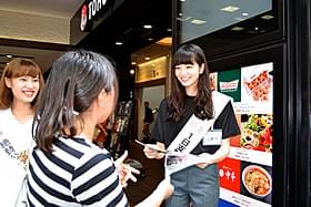 “1日支配人”としてチラシ配りを行った小松菜奈「渇き。」