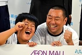 親子コラボネタを披露したレイザーラモンRGと武丸くん