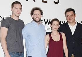 (左から)ニコラス・ホルト、ドレイク・ドレマス監督、 クリステン・スチュワート、マイケル・プラス