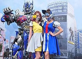 それぞれバンブルビー、オプティマスのメイクを施した 南(左)とざわちん(右)「トランスフォーマー」