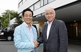 浅田次郎氏(右)原作「王妃の館」に主演する水谷豊「王妃の館」
