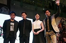 フィリピン・マニラで熱烈な歓迎を受けた(左から) 大友啓史監督、佐藤健、武井咲、青木崇高「るろうに剣心」