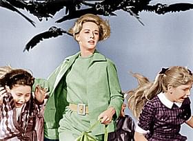 「絶望的な結末を迎える映画32本」に 選出された1963年の「鳥」「猿の惑星」