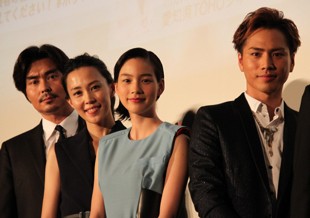 舞台挨拶に立った（左から）小澤征悦、 木村佳乃、能年玲奈、登坂広臣