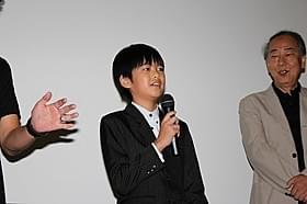 緊張しながらも懸命な挨拶で 場内を和ませた子役の竜跳くん「ショートホープ」