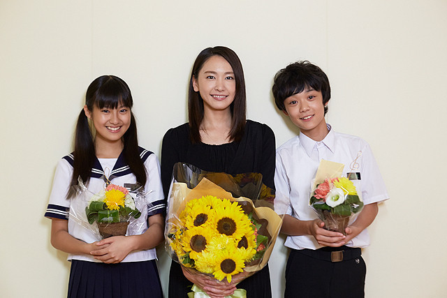 生徒役の恒松祐里（左）、下田翔大（右）とともに クランクアップを迎えた新垣結衣