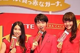 ロッテ新CMに出演する羽生結弦選手と土屋太鳳(左)、松井愛莉「想いのこし」