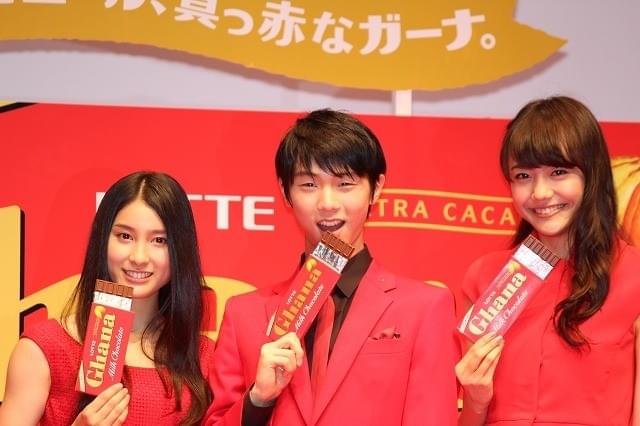 羽生結弦、“両手に花”にデレデレ 松井愛莉、土屋太鳳と新CM会見