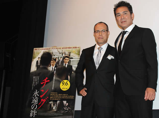 （左から）作品と同様にブラックスーツで決めた田中と宇梶