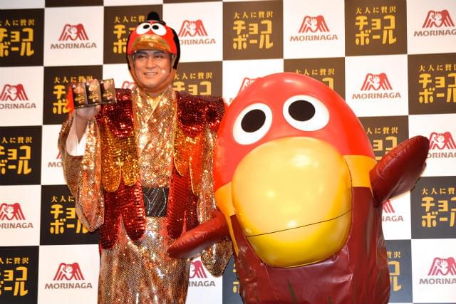 “キョロケン”こと松平健、キョロちゃんと新曲「クエクエサンバ」初披露！