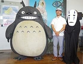 米林監督がモデルのカオナシと並んで記念撮影「千と千尋の神隠し」