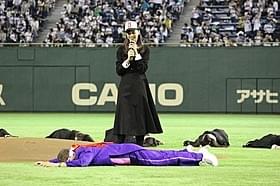 東京ドームで始球式を行った中条あやみ「劇場版 零 ゼロ」