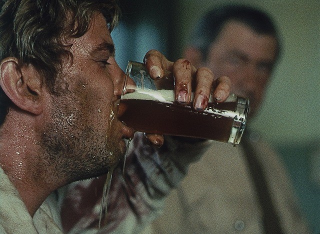 酒で破滅する男の闇映画「荒野の千鳥足」公開初日は劇場でビール飲み放題！
