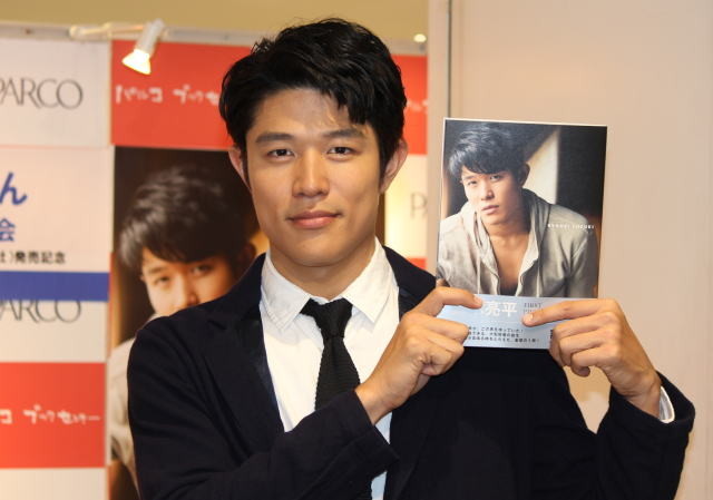 フォトブックの発売記念イベント に出席した俳優の鈴木亮平