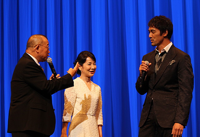 舞台挨拶に立った（左から） 笑福亭鶴瓶、吉永小百合、阿部寛