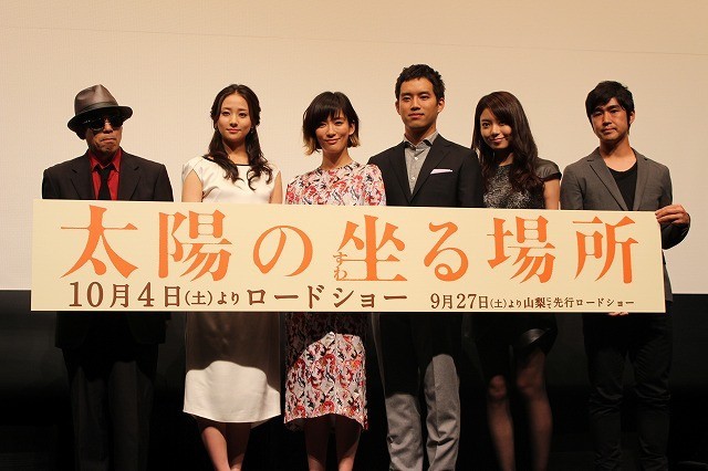 完成披露試写に出席した（左から）矢崎仁司監督、 木村文乃、水川あさみ、三浦貴大、森カンナ、藤巻亮太
