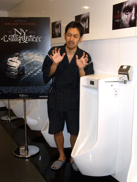 “ムディ川淳二”ことムーディ勝山「NY心霊捜査官」仕様のトイレで芸能界の怪談を披露