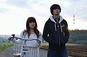 自称宇宙人の風俗嬢役・佐津川愛美(左)と主役の藤岡英樹「惑星ミズサ」