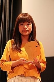 トロフィーを手に笑顔の呉美保監督「そこのみにて光輝く」