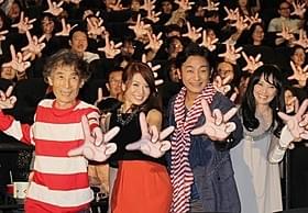 グワシ!ポーズを決めた楳図監督とキャスト陣「マザー」