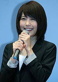 「柿の種」新フレーバーをプレゼンする有村架純