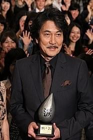 “感涙映画”認定トロフィーを受け取った役所広司「蜩ノ記」