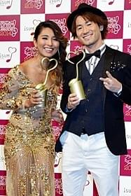 ナオト・インティライミ(右)とシェネル