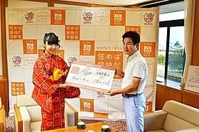 左より橘田いずみ、佐藤栄一 宇都宮市長