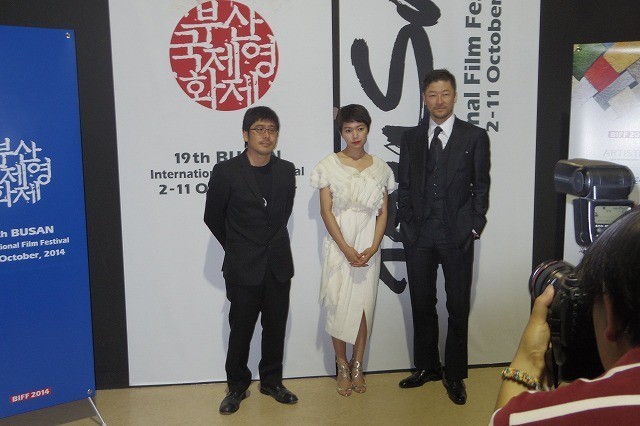 釜山国際映画祭での上映に立ち会った（左から） 熊切和嘉監督、二階堂ふみ、浅野忠信