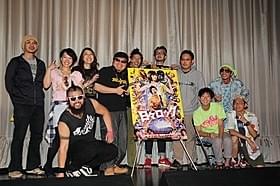 応援に駆け付けた「SHO-GUNG」メンバーと入江悠監督ら「日々ロック」