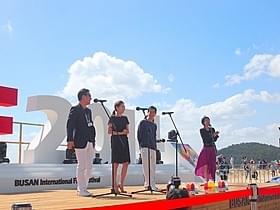 大声援の中舞台挨拶を行った加瀬亮(左から3番目)ら「自由が丘で」