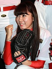 ユニホーム姿で舞台挨拶に立った多田愛佳「ソフテン!」