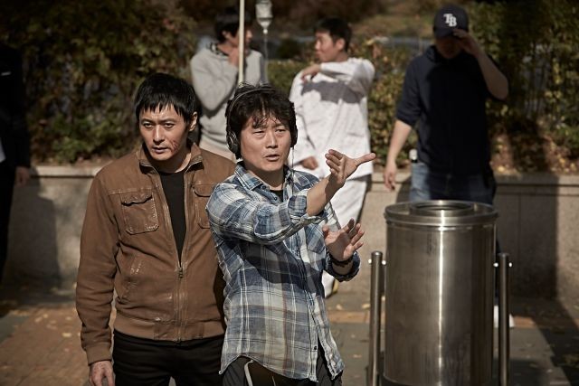 イ・ジョンボム監督＆チャン・ドンゴン「泣く男」メイキングで撮影の裏側明かす