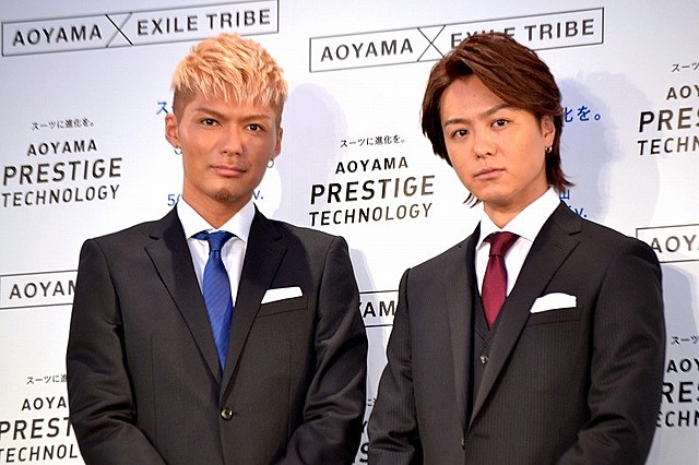 スーツ新商品のイメージキャラクターを務めるTAKAHIRO（右）とSHOKICHI
