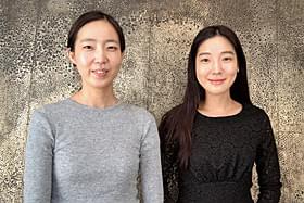 日帰り強行スケジュールで来日、舞台挨拶 に立ったミンヨン&ユンヨン姉妹「ミンヨン 倍音の法則」