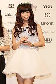 ベストデビュタント賞音楽賞を受賞した春奈るな