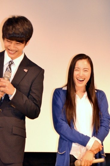 笑顔の桜満開！仲間由紀恵、新ドラマで佐藤隆太と夫婦漫才？