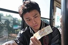 “前髪クネ男”こと勝地涼が当選くじを拾う幸運な男に