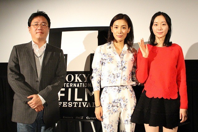 （左から）チョ・グニョン監督、キム・ソヒョン、イ・ユヨン