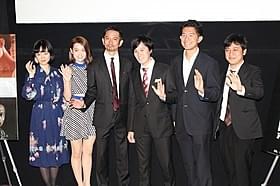緊張の面持ちで舞台挨拶を行った中川龍太郎監督(右端)ら「愛の小さな歴史」