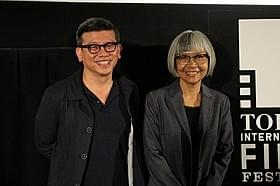 ルタイワン・ウォンシラサワット(左)と 飛び入り参加したコンデート・ジャトゥランラッサミー「タン・ウォン 願掛けのダンス」