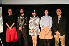 舞台挨拶に出席した(左から)渡辺真起子、渋川清彦、 遠藤新菜、秋月三佳、西原孝至監督