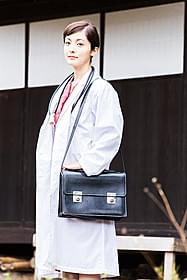 白衣を身にまとい、女性医師に扮した平山あや「いしゃ先生」