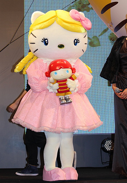 「くるみ割り人形」主演の有村架純、キティちゃんの生誕40周年をお祝い - 画像9